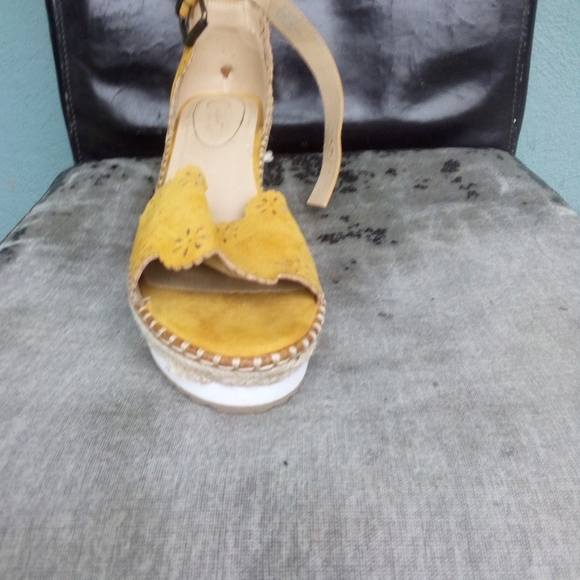 Heels size 9w yellow - Picture 3 of 5